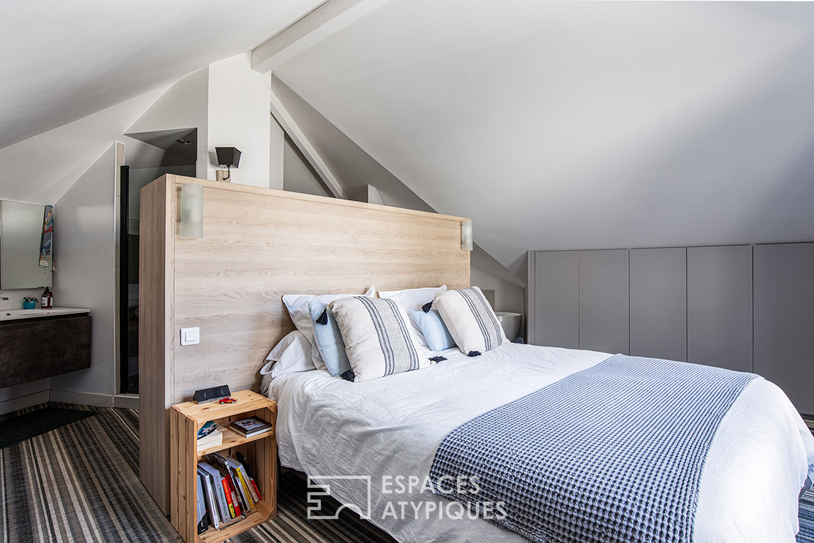 Contemporary with swimming pool and garage close to the city center