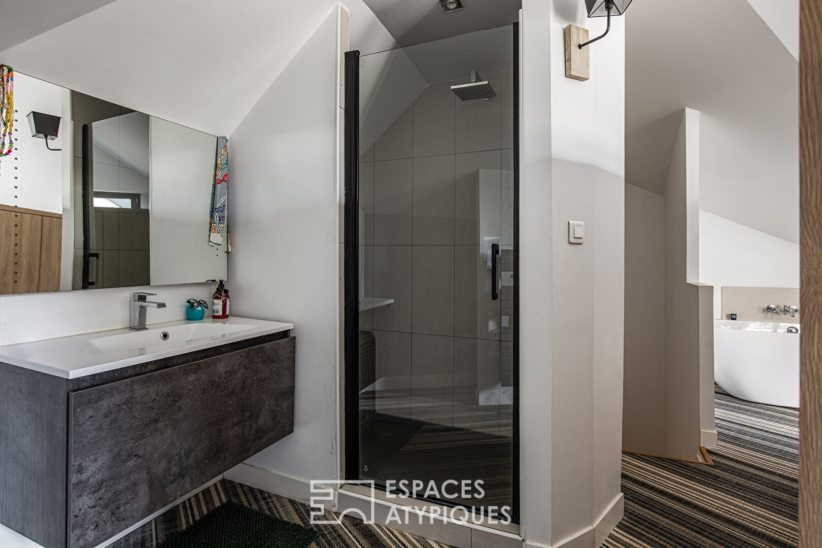 Contemporary with swimming pool and garage close to the city center