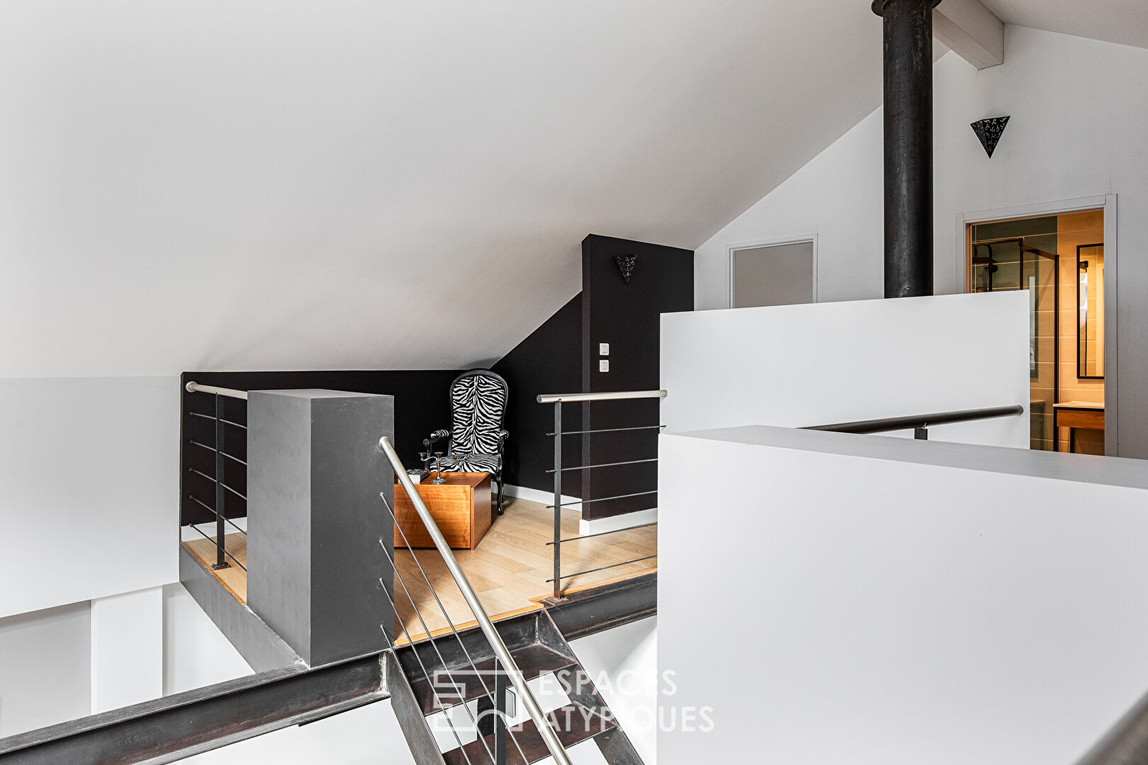 Contemporary with swimming pool and garage close to the city center