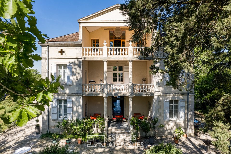 Belle demeure du XIXe et son jardin à la française.