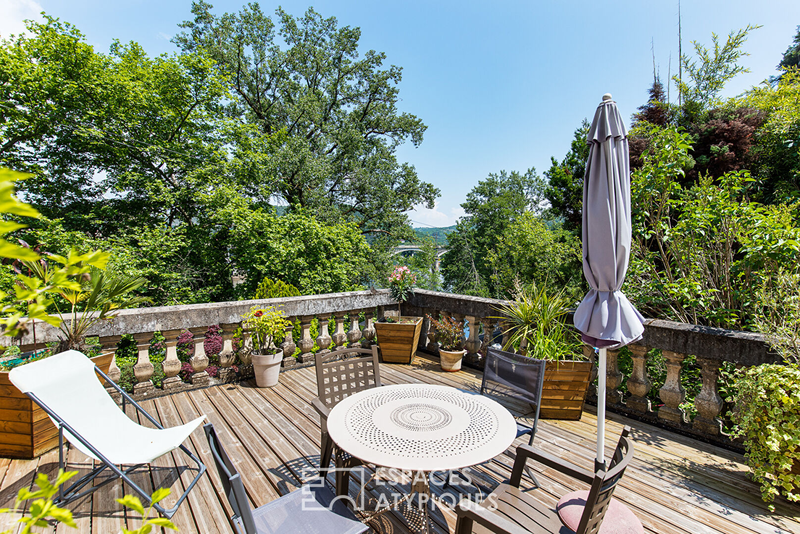 Jardins suspendus avec vue sur le pont Valentré