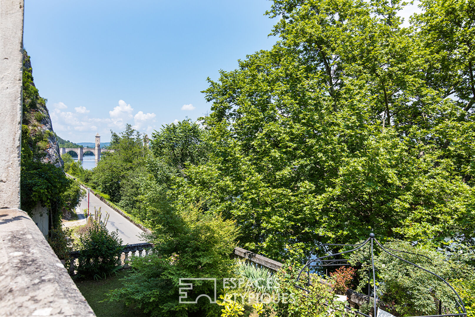 Jardins suspendus avec vue sur le pont Valentré