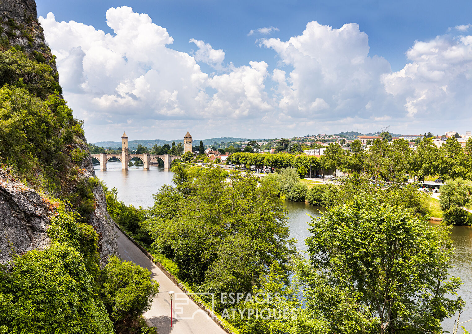 Jardins suspendus avec vue sur le pont Valentré