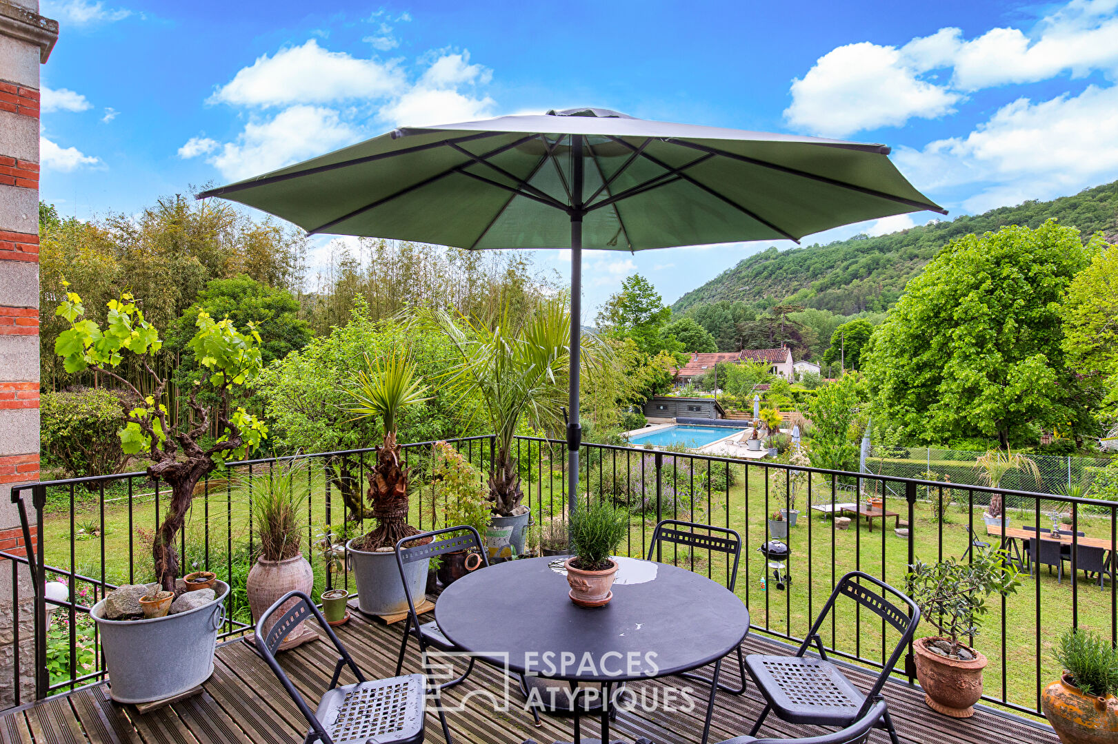 Character house, gîte and swimming pool close to the heart of the town