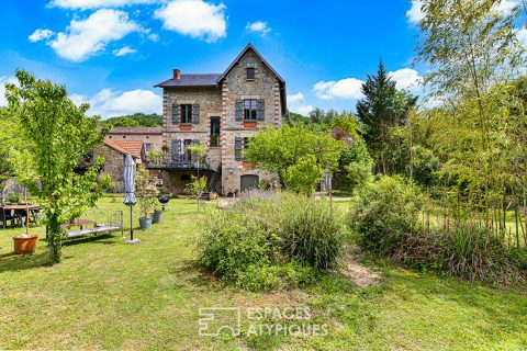 Character house, gîte and swimming pool close to the heart of the town