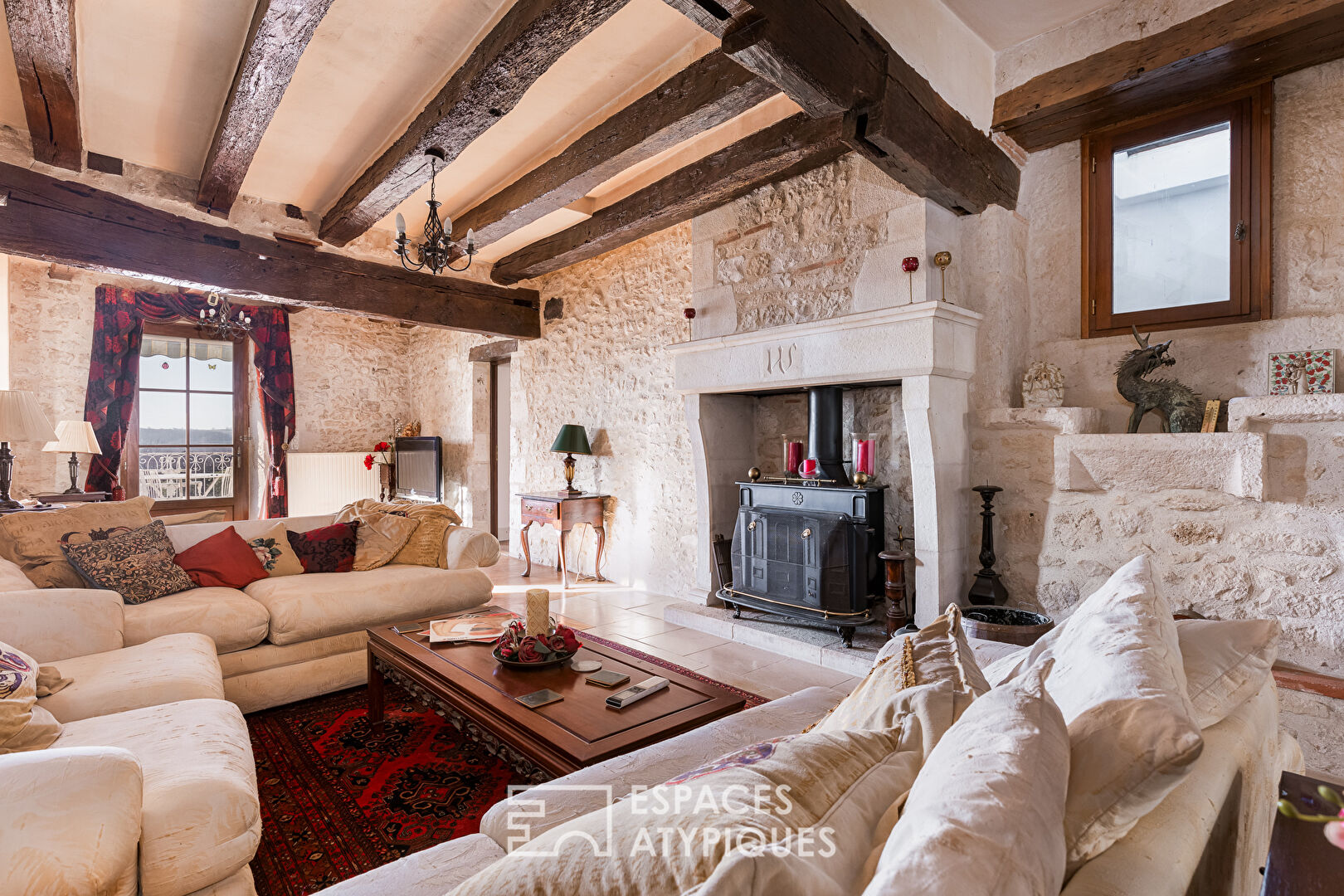 Bâtisse avec terrasse et vue à Montaigu de Quercy