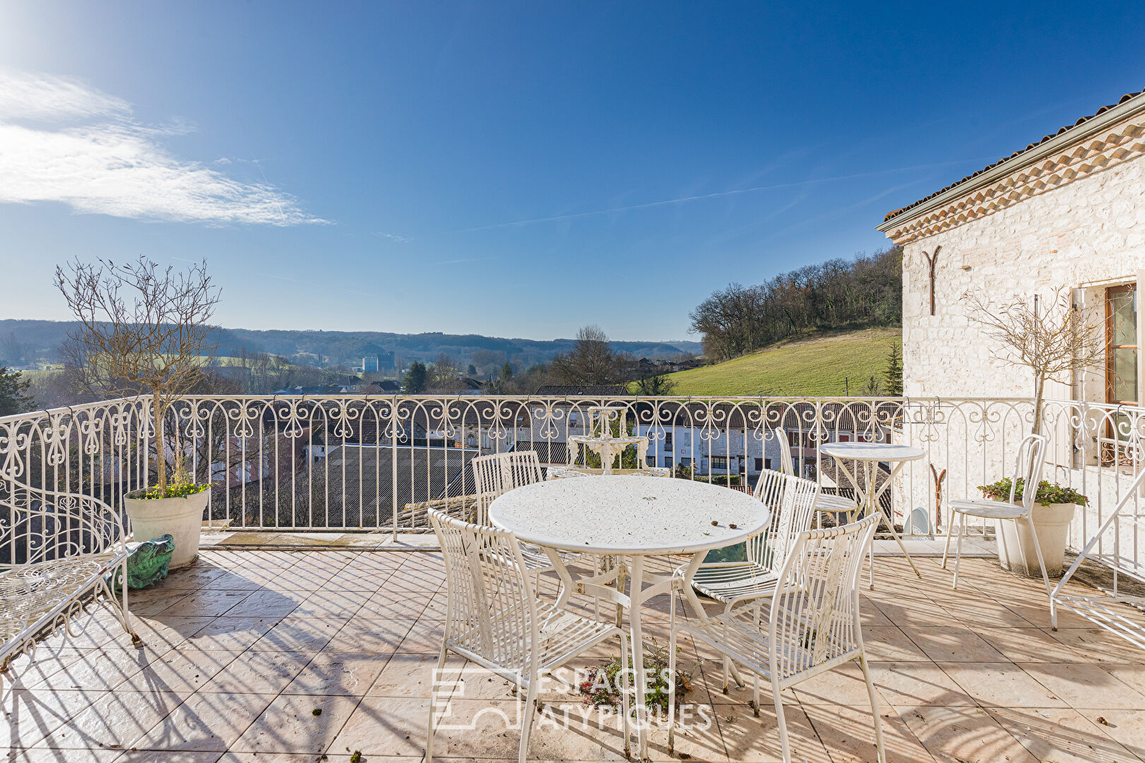 Bâtisse avec terrasse et vue à Montaigu de Quercy