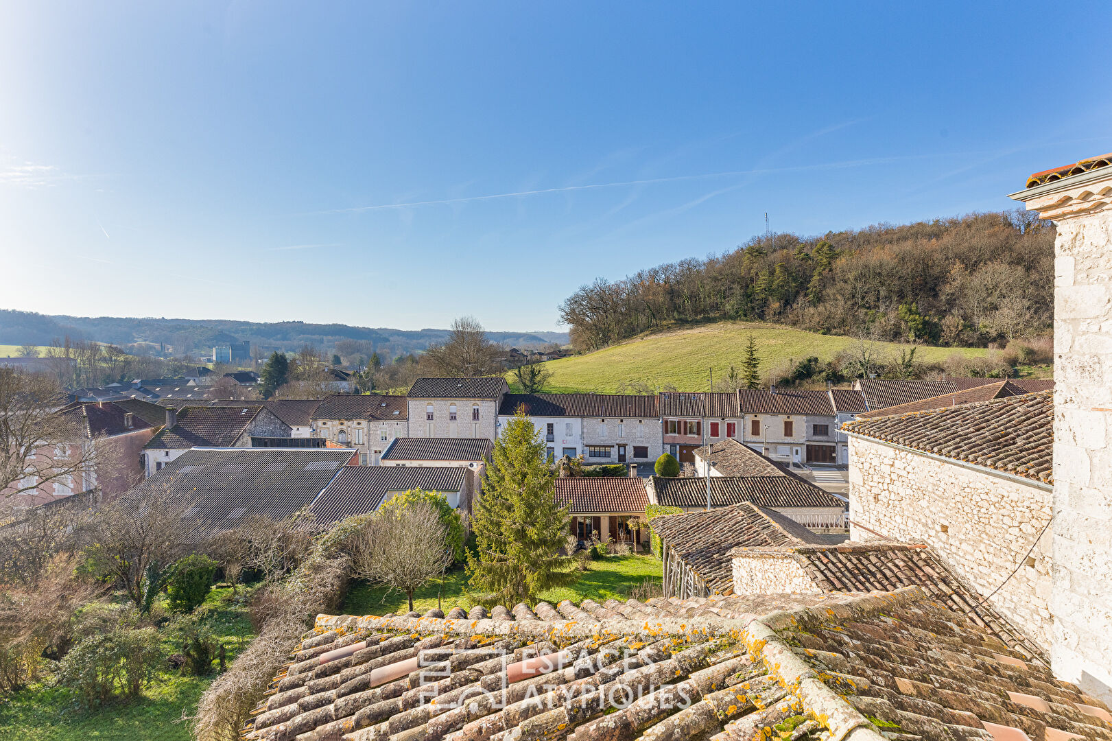 Bâtisse avec terrasse et vue à Montaigu de Quercy
