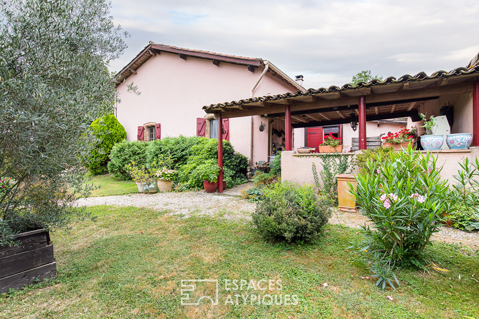 A renovated farmhouse, gîte and horses.