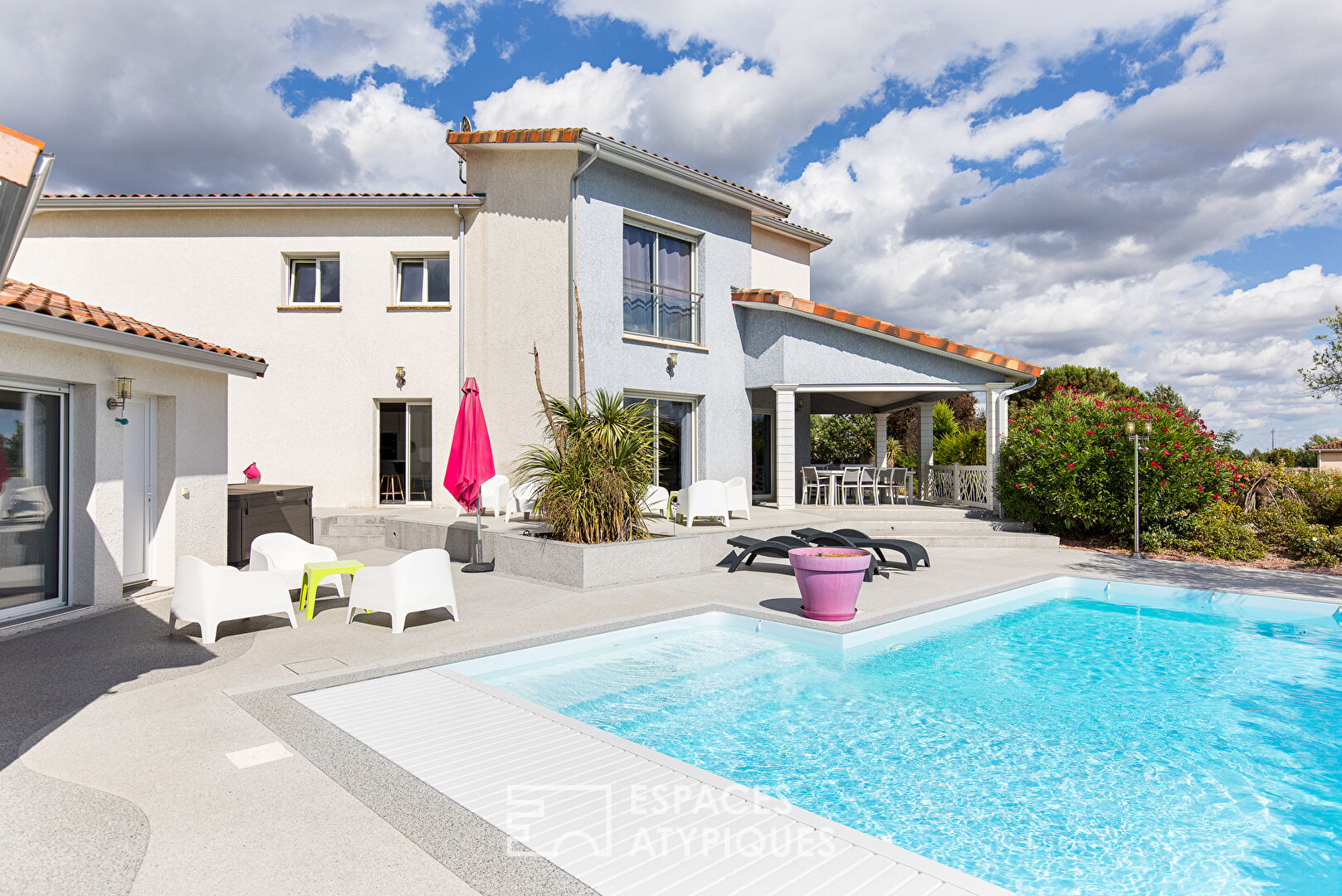 Villa d’architecte avec piscine et pool-house, aux portes de Montauban
