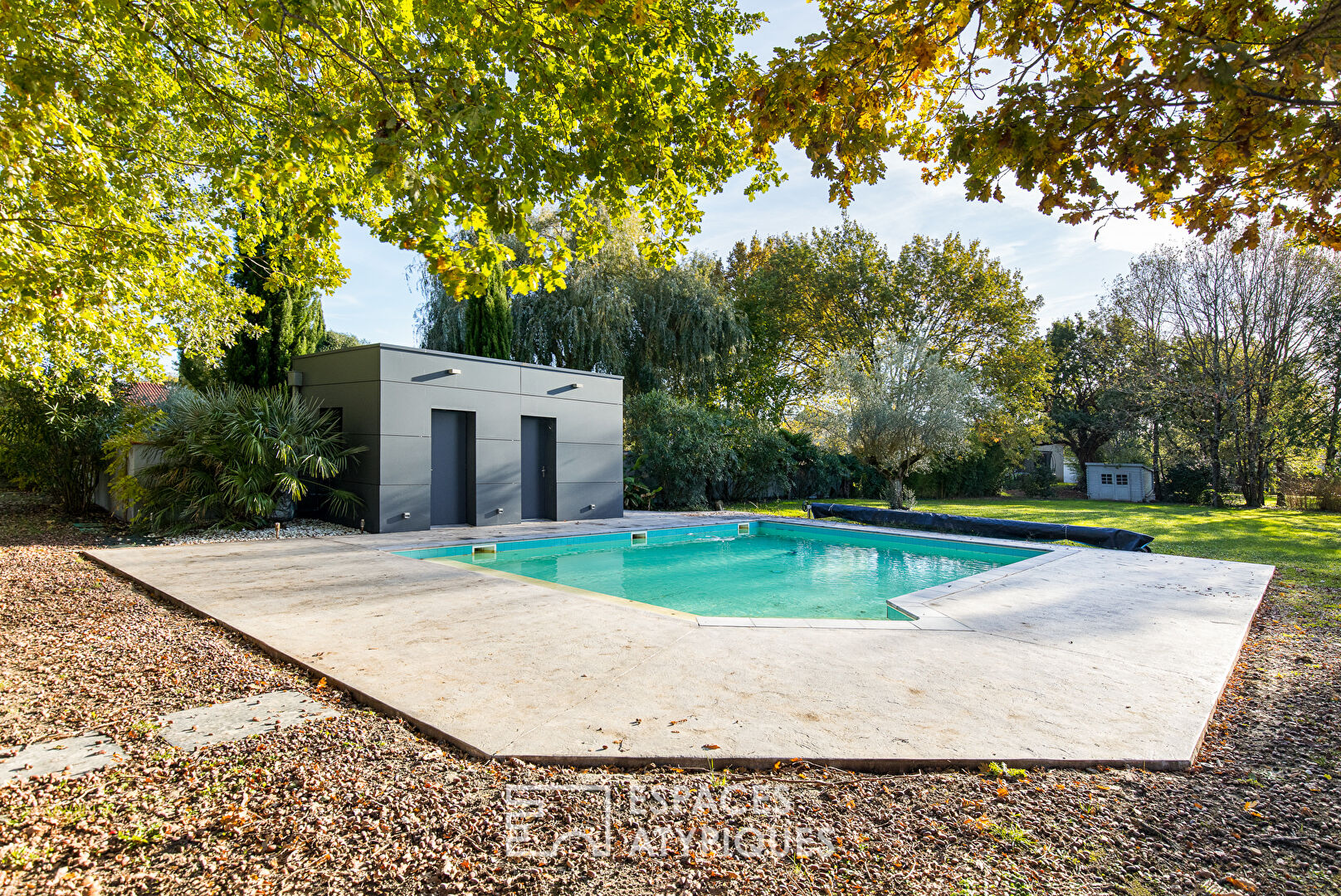 Villa d’architecte avec piscine et garage au cœur d’un parc
