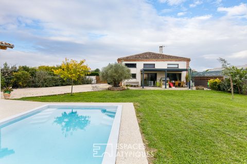 Renovated farmhouse with garden and swimming pool, close to amenities.