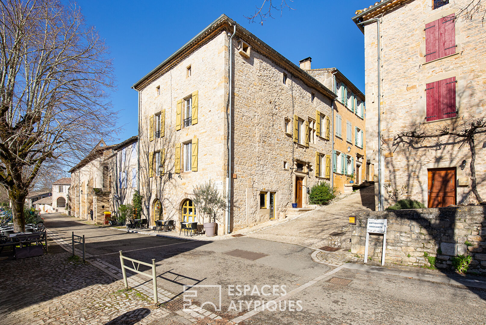 Bâtisse de caractère, Chambres d’hôtes/Café, au coeur de Bruniquel