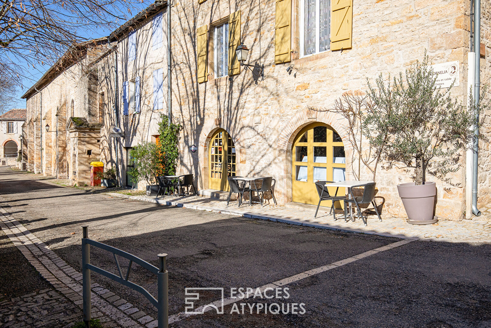 Bâtisse de caractère, Chambres d’hôtes/Café, au coeur de Bruniquel