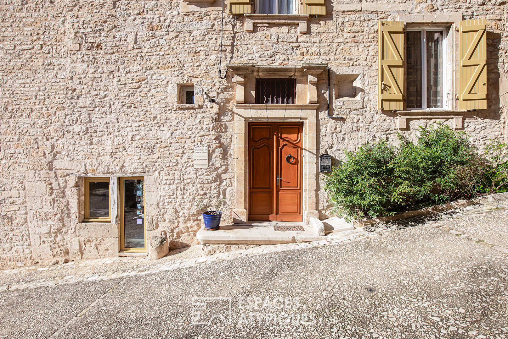 Building of character, Bed and Breakfast / Café in the heart of Bruniquel