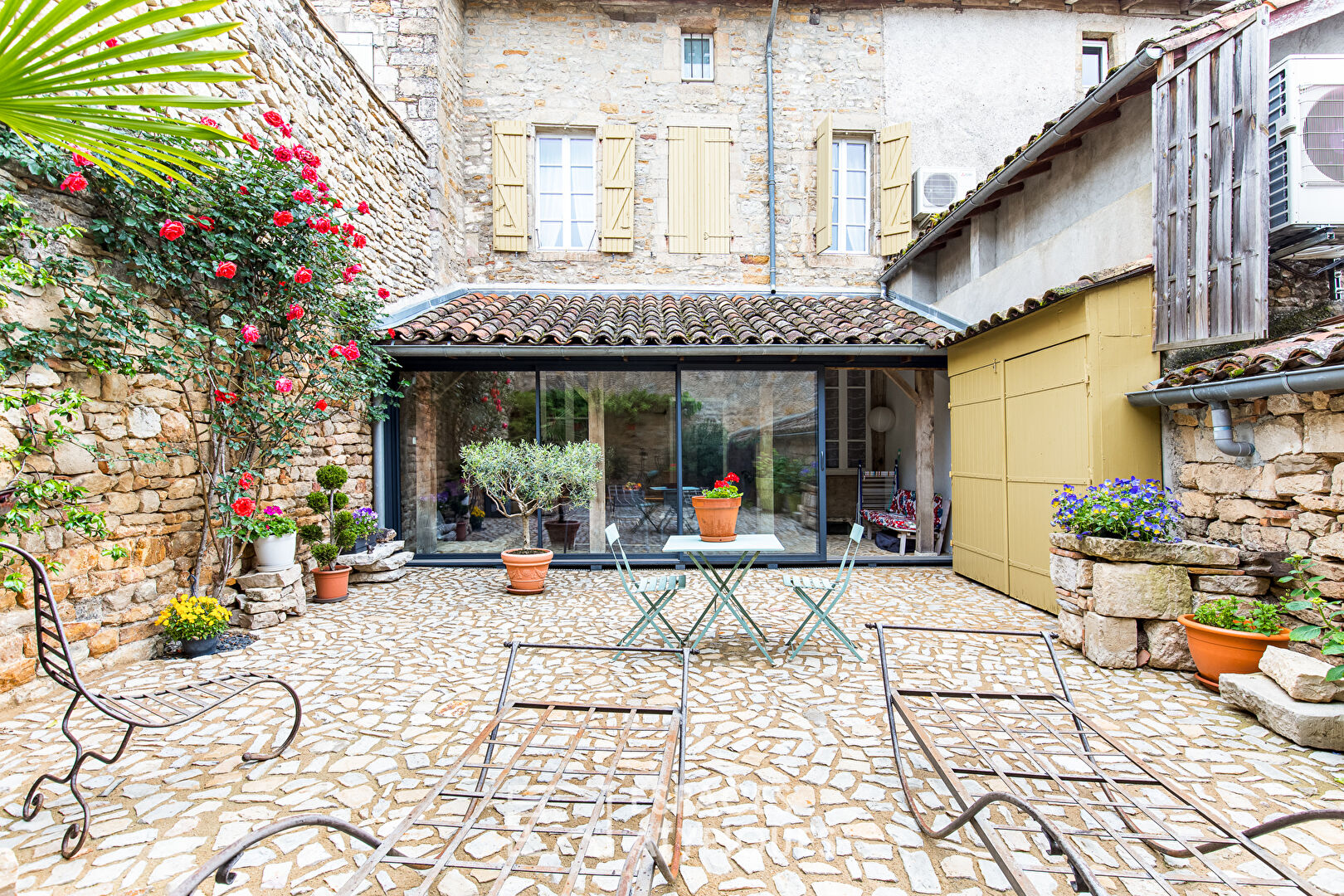 Building of character, Bed and Breakfast / Café in the heart of Bruniquel