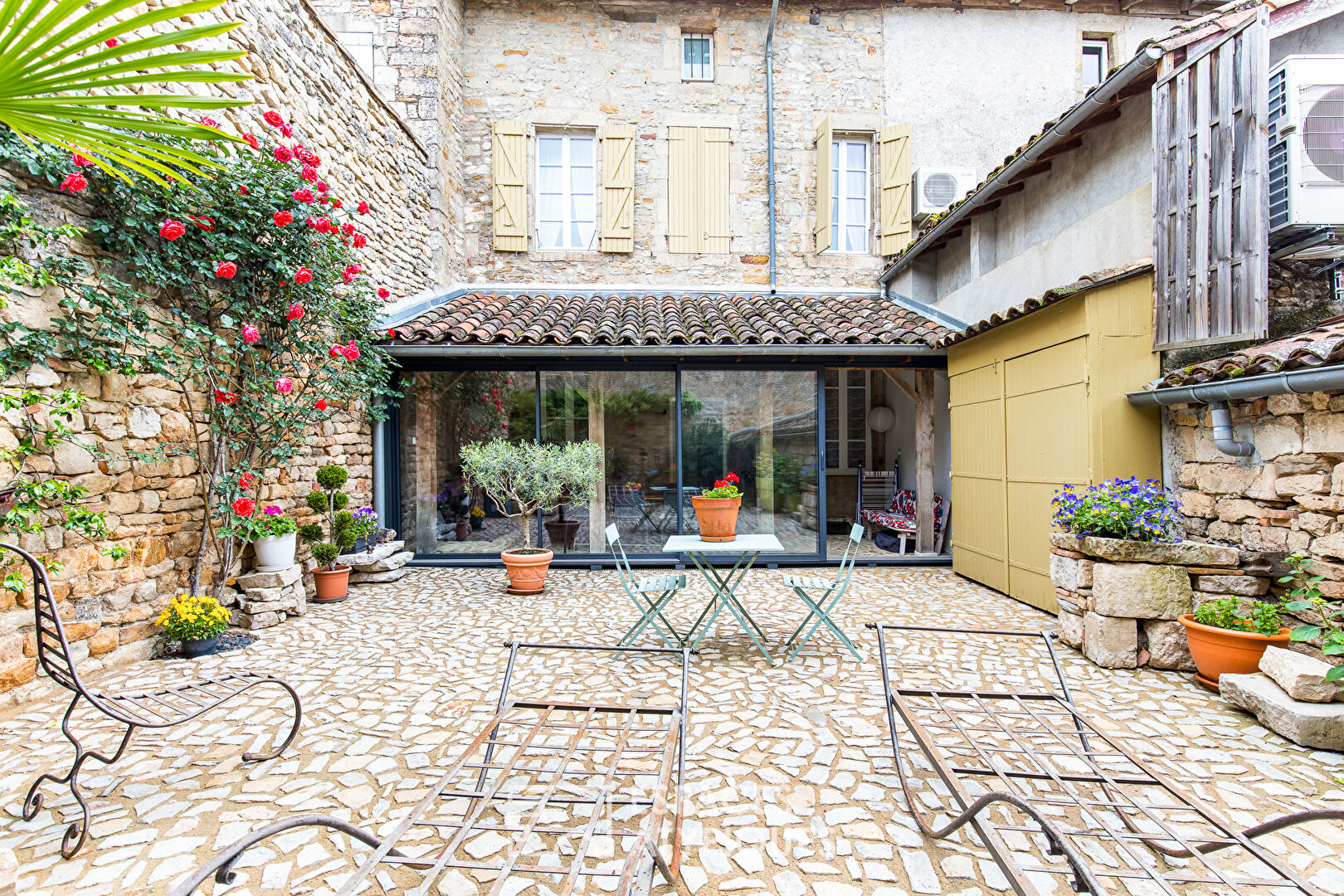 Bâtisse de caractère, Chambres d’hôtes/Café, au coeur de Bruniquel