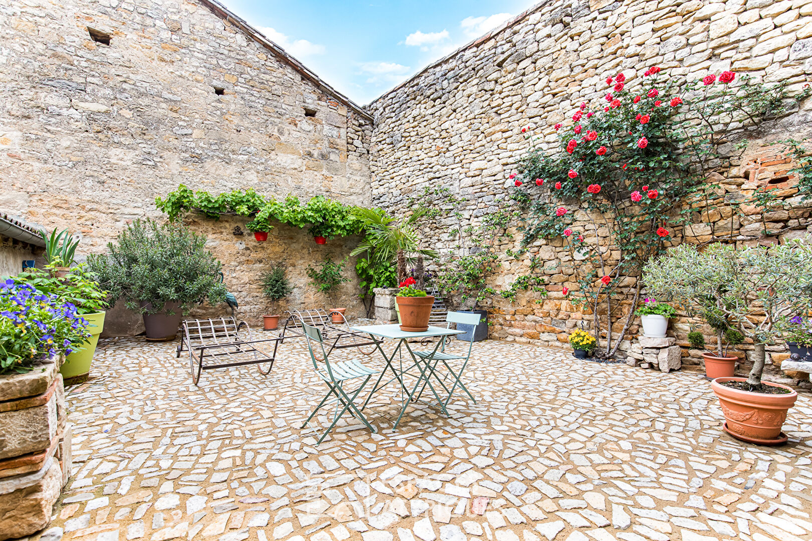 Bâtisse de caractère, Chambres d’hôtes/Café, au coeur de Bruniquel