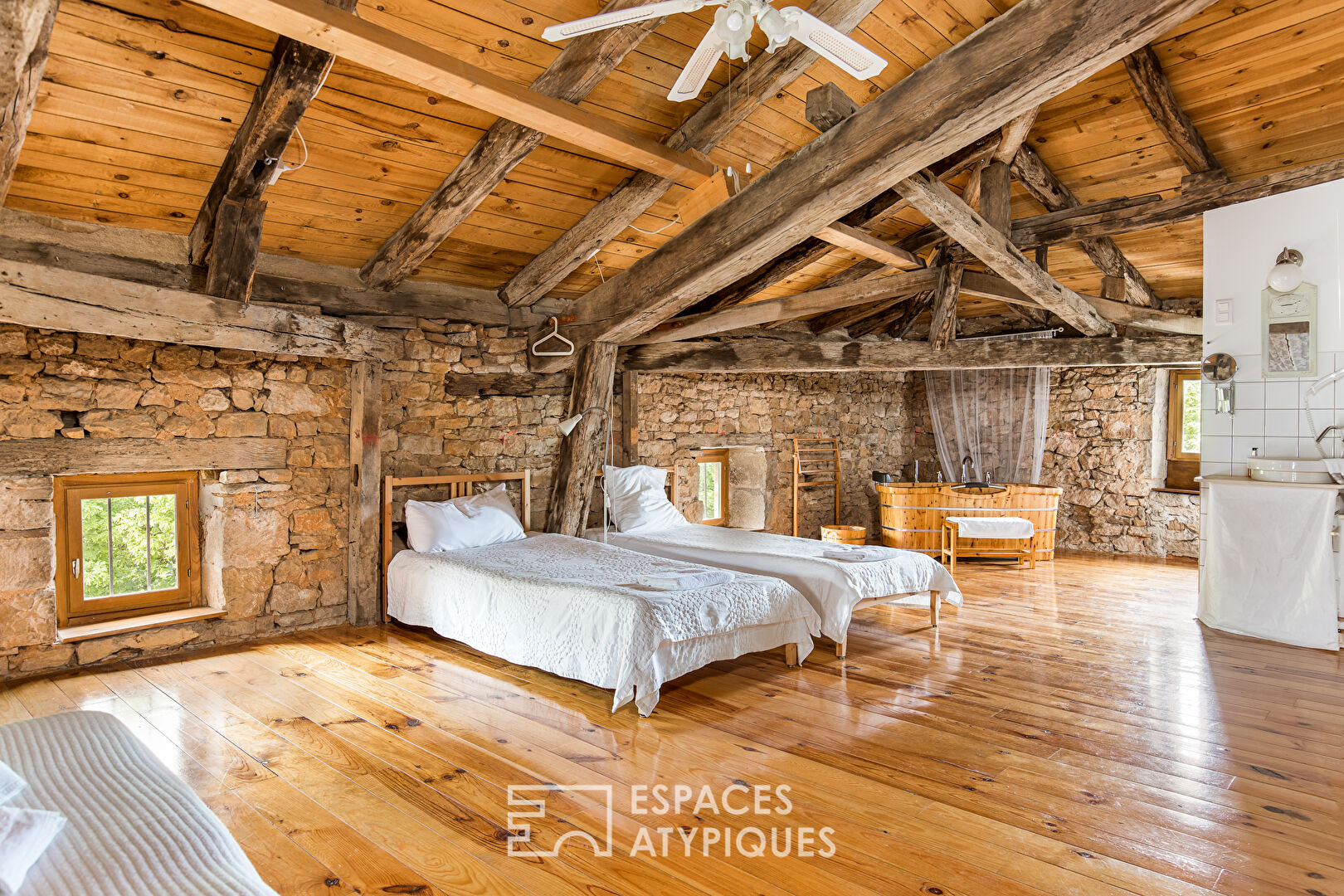 Bâtisse de caractère, Chambres d’hôtes/Café, au coeur de Bruniquel