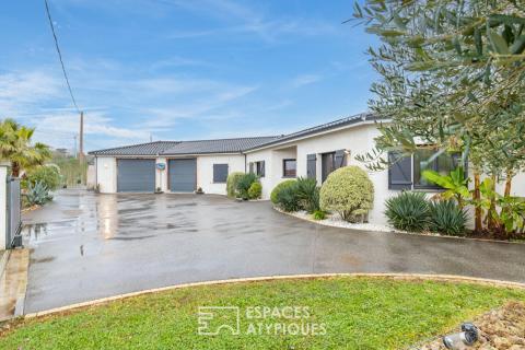 Modernist villa with swimming pool in the heart of the Fau district