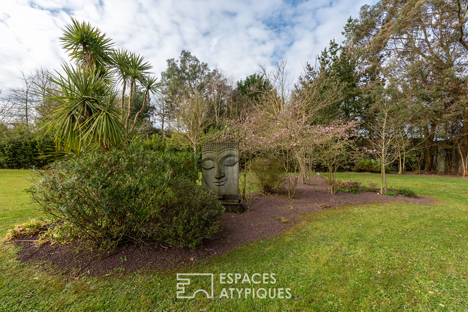 Exceptional Property with Swimming Pool, Spa and Landscaped Garden
