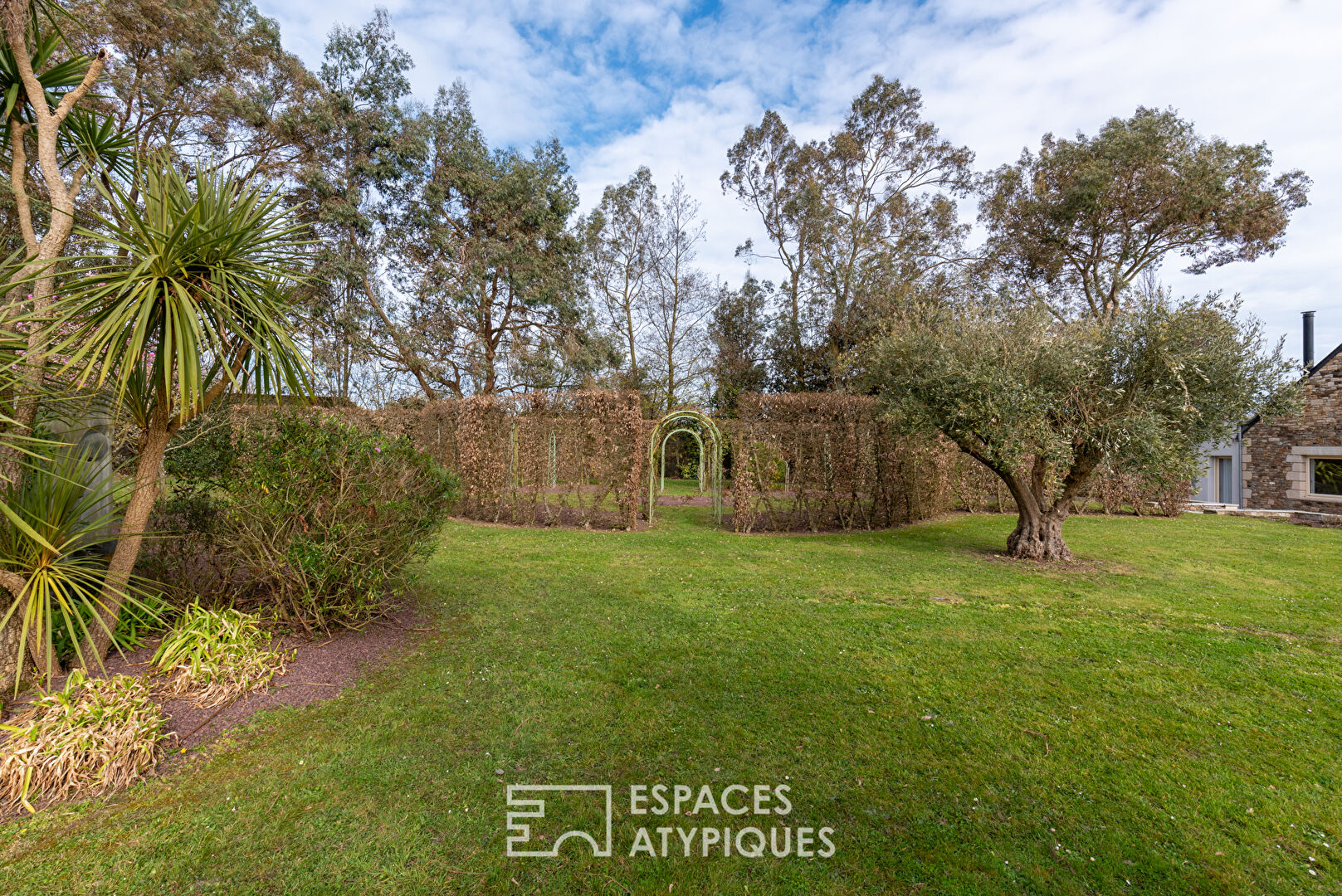 Exceptional Property with Swimming Pool, Spa and Landscaped Garden