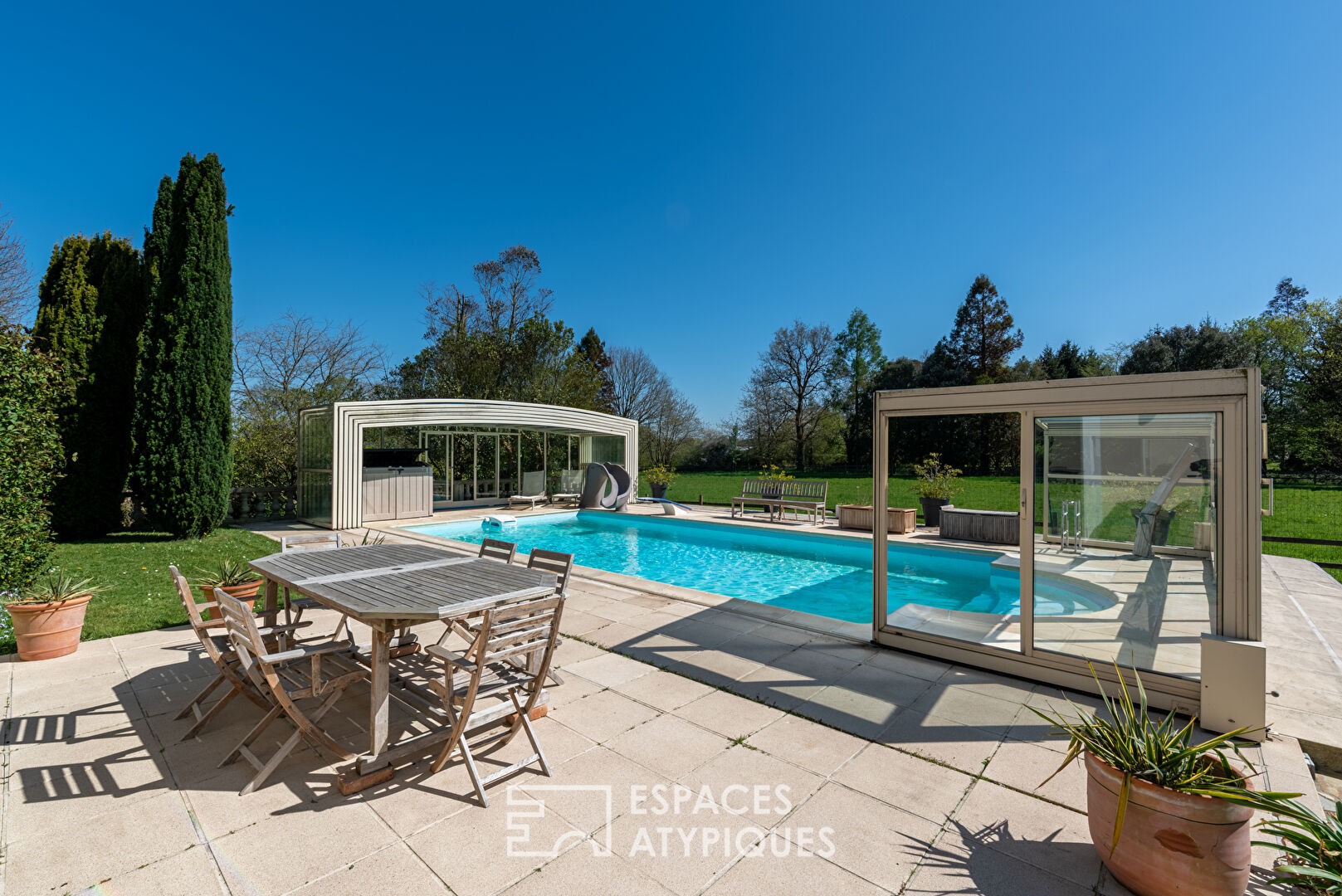 Grande maison familiale avec jardin et piscine