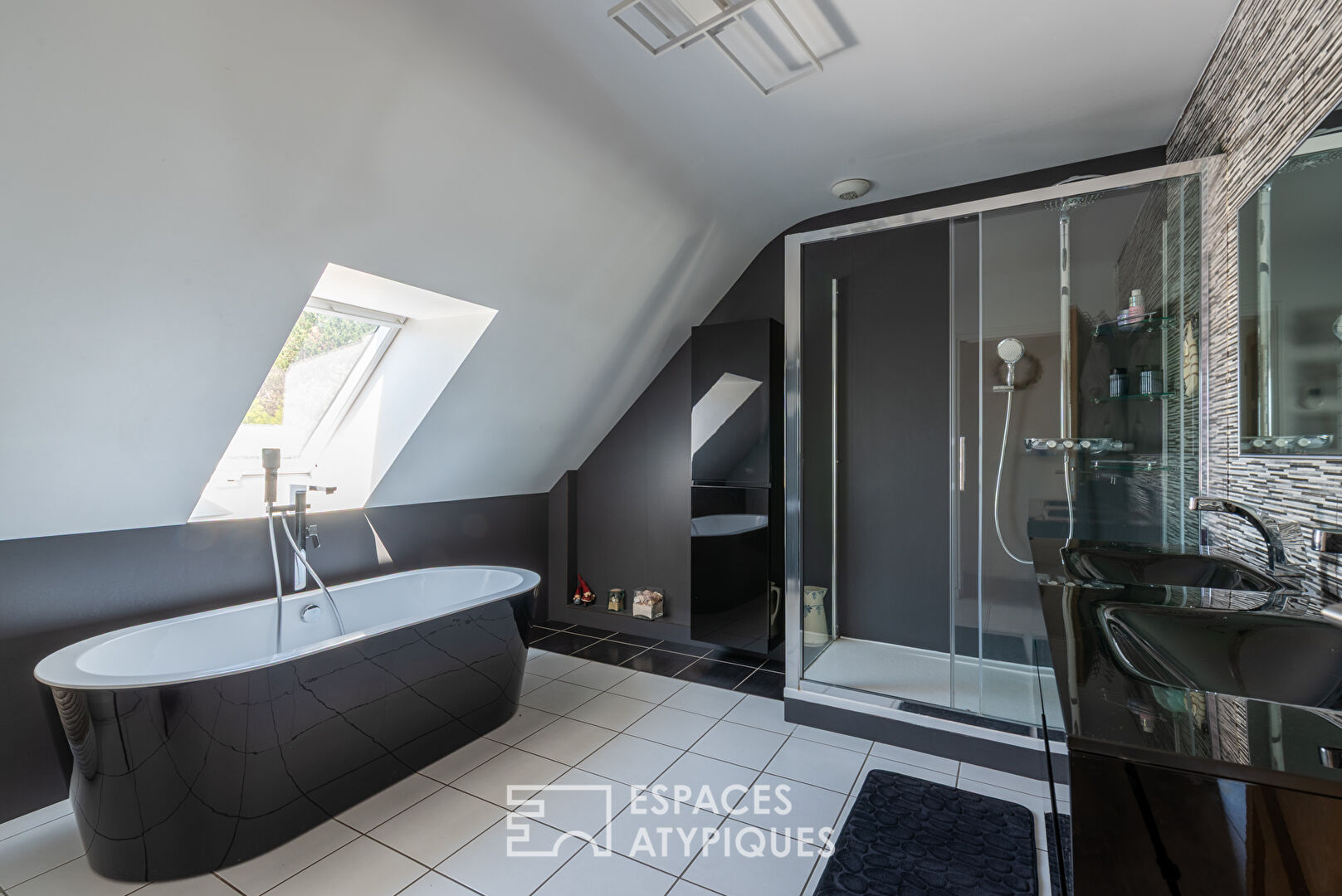 Maison contemporaine et guest house entre village et océan