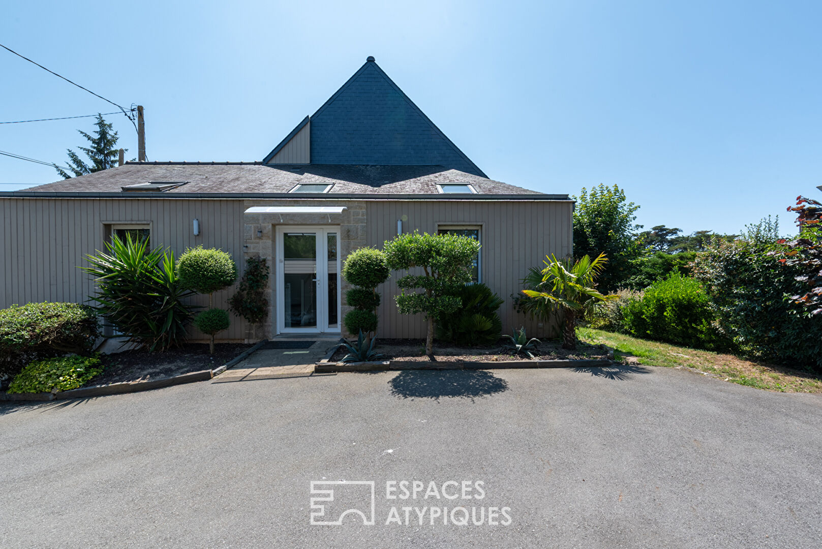 Maison contemporaine et guest house entre village et océan