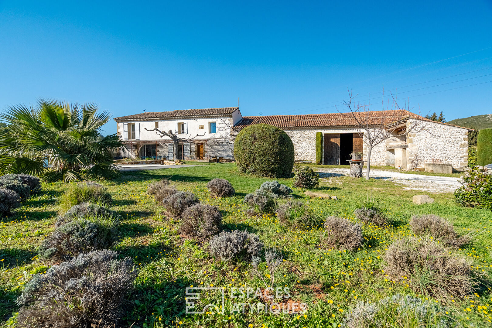 Renovated farmhouse at the foot of the Alpilles massif