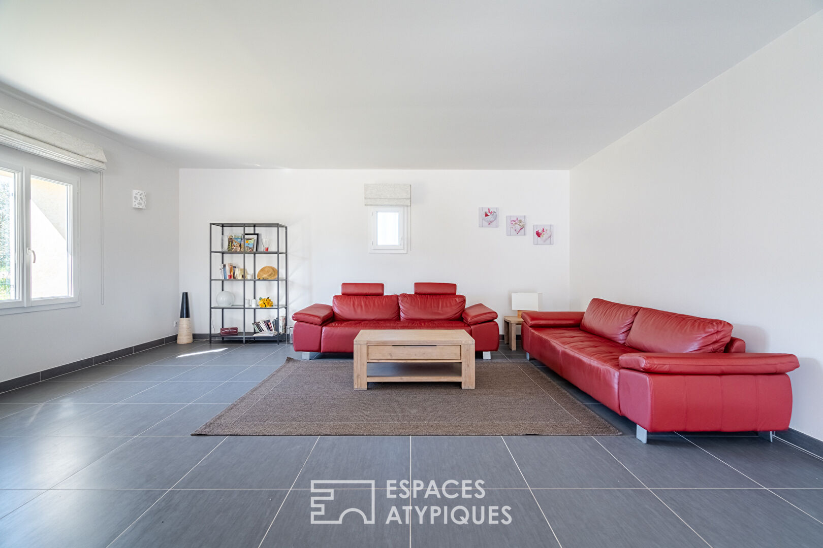 Renovated farmhouse at the foot of the Alpilles massif