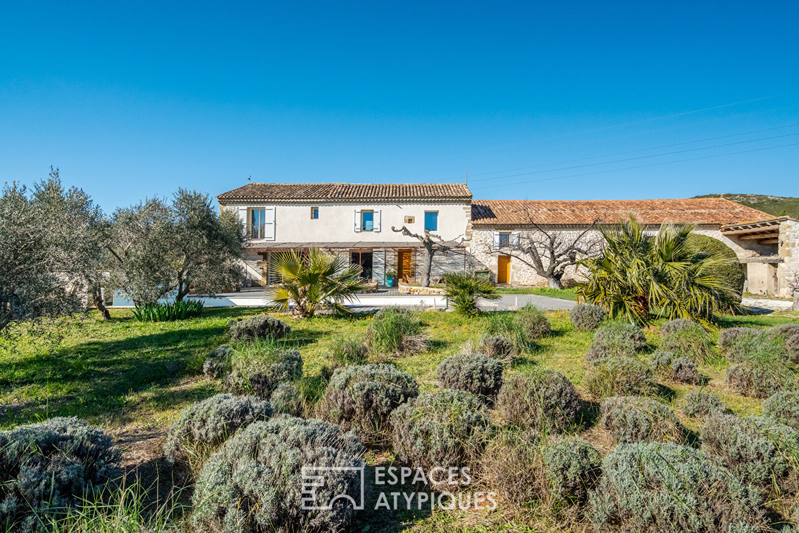 Renovated farmhouse at the foot of the Alpilles massif