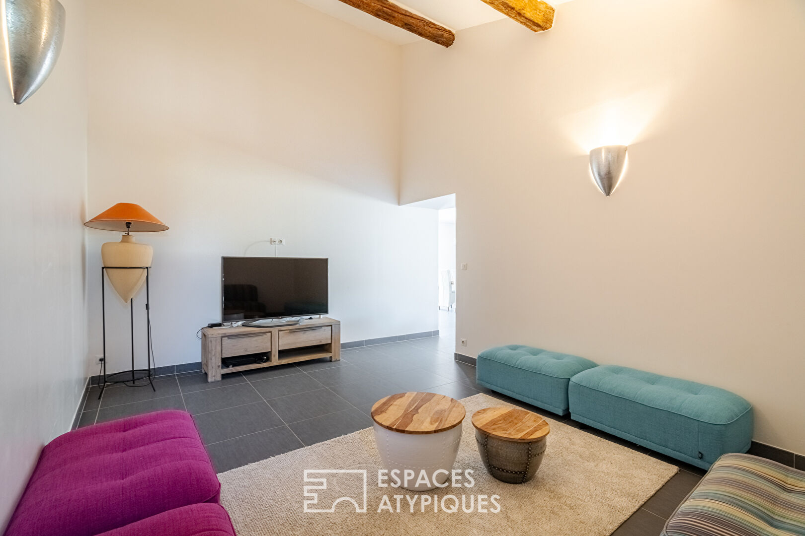 Renovated farmhouse at the foot of the Alpilles massif