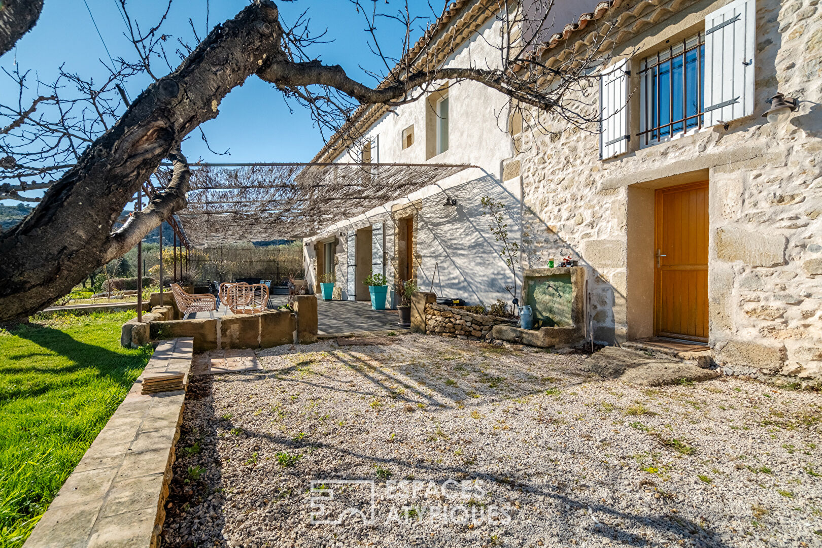 Renovated farmhouse at the foot of the Alpilles massif