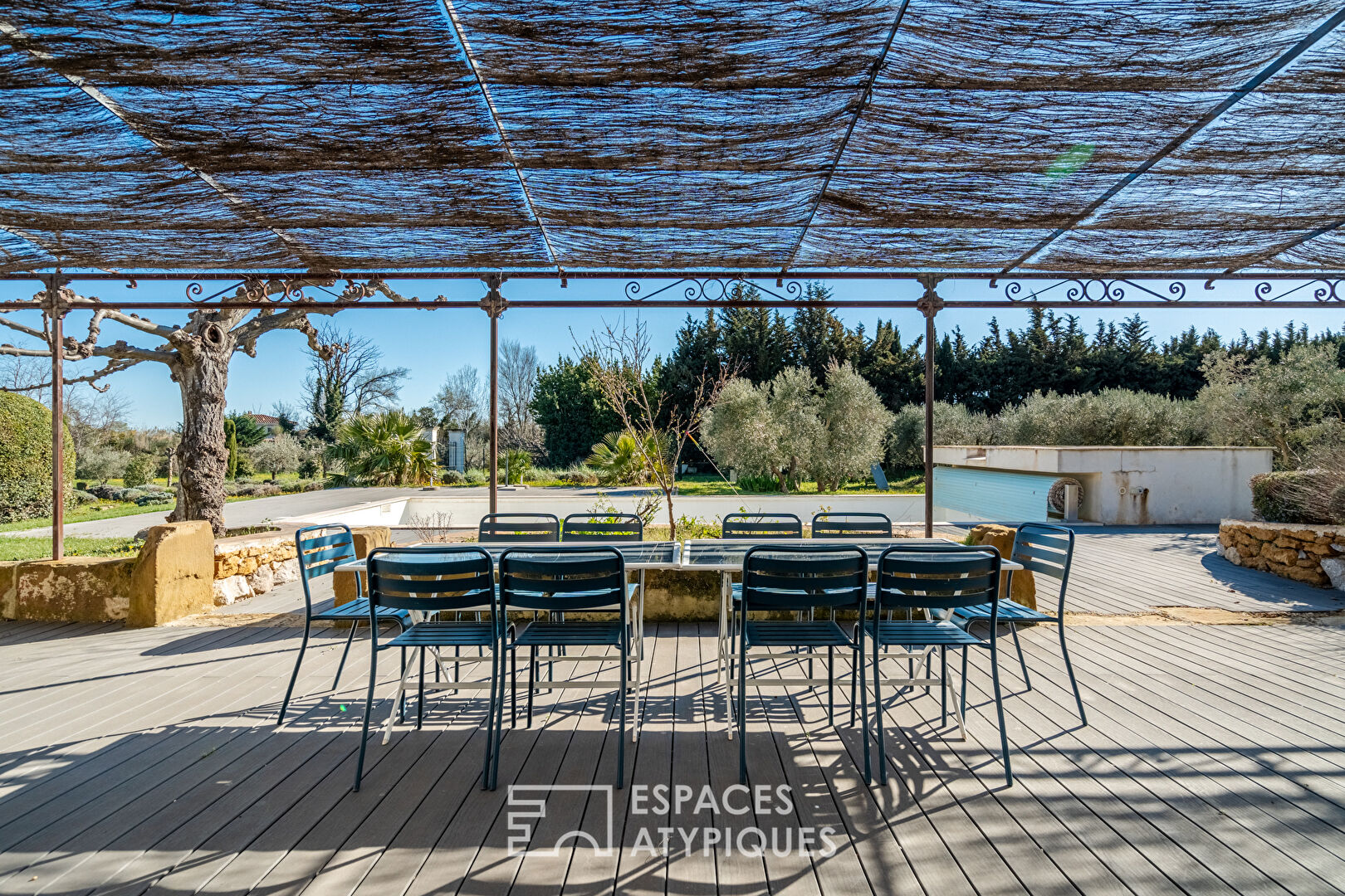 Renovated farmhouse at the foot of the Alpilles massif