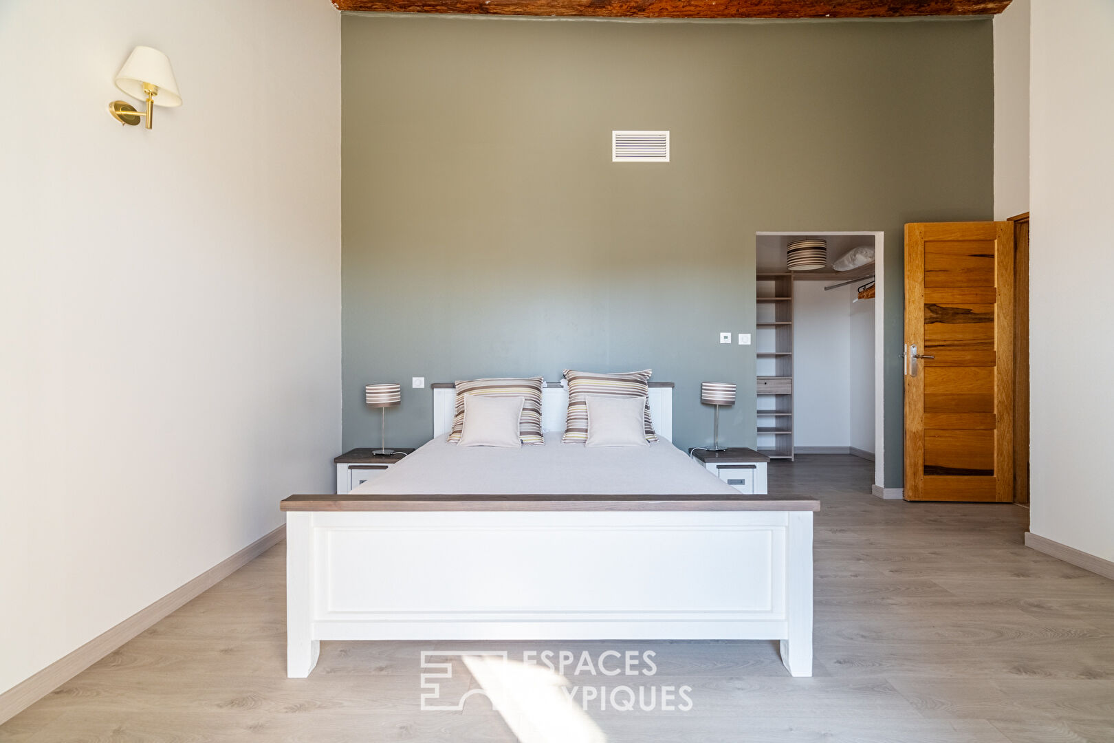 Renovated farmhouse at the foot of the Alpilles massif