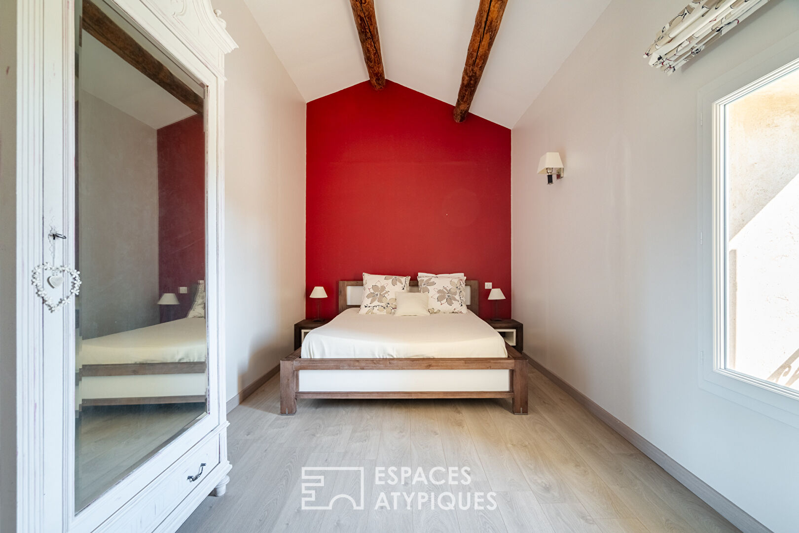 Renovated farmhouse at the foot of the Alpilles massif