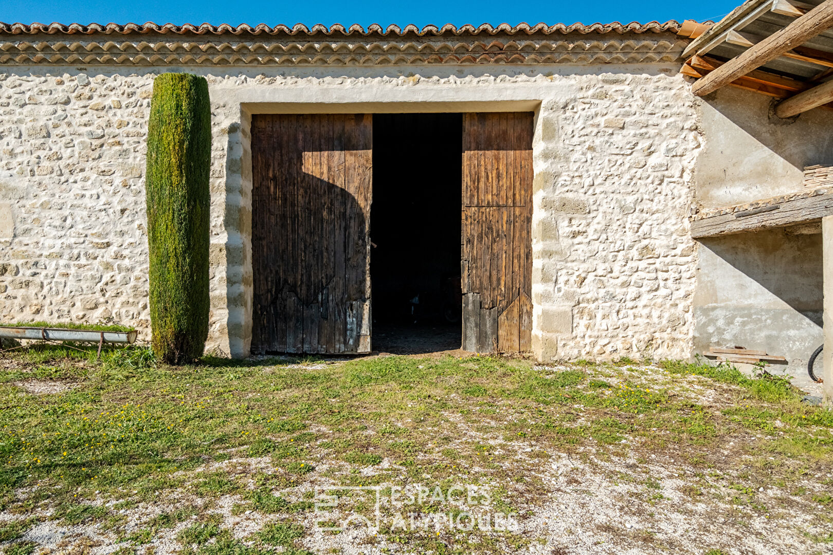 Renovated farmhouse at the foot of the Alpilles massif