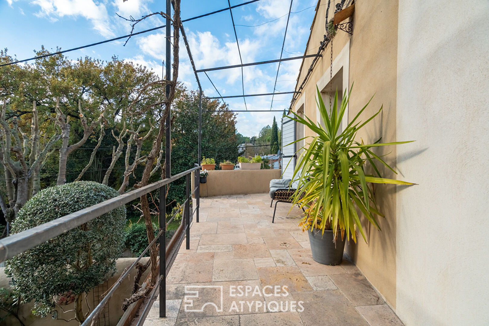 Maison de village avec jardin et terrasses