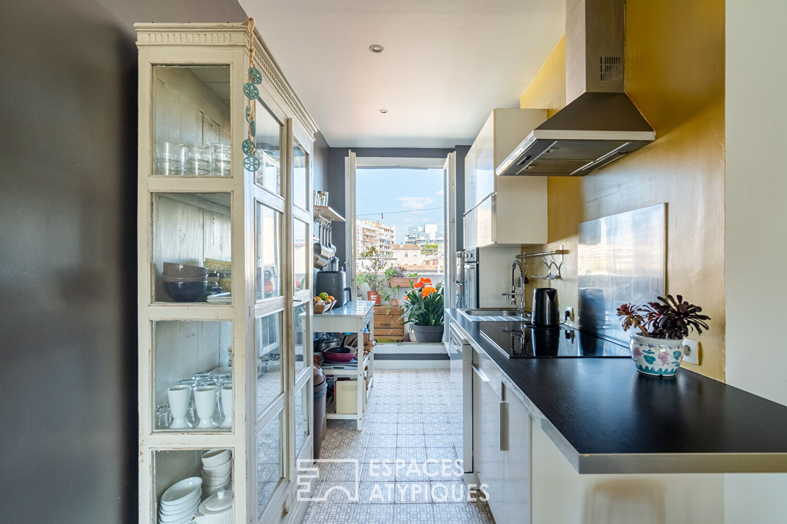 Appartement en étage élevé avec extérieur