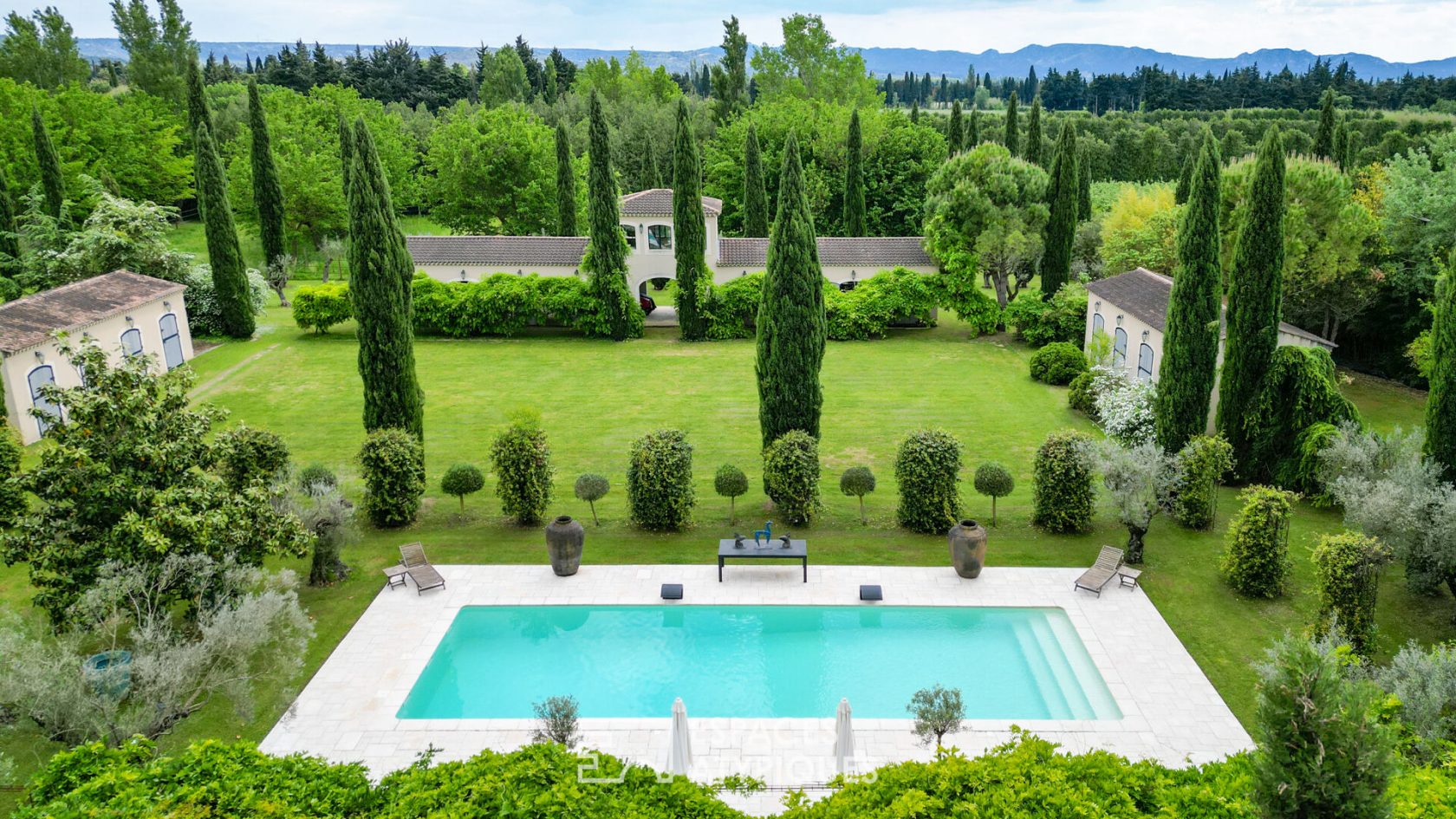 Characterful residence with equestrian potential, close to Eygalières