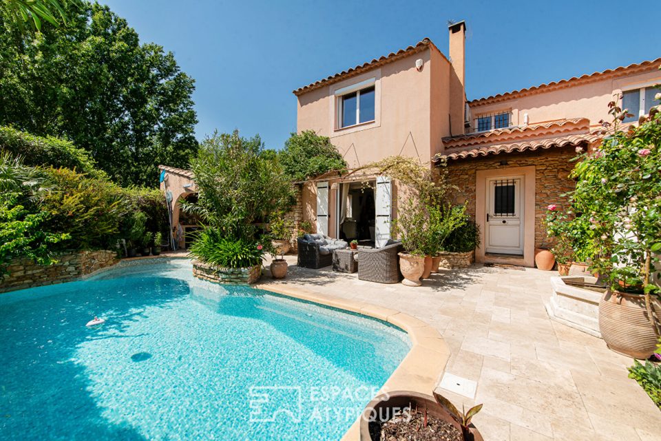 Maison de charme avec piscine et jardin confidentiel au coeur de Luynes