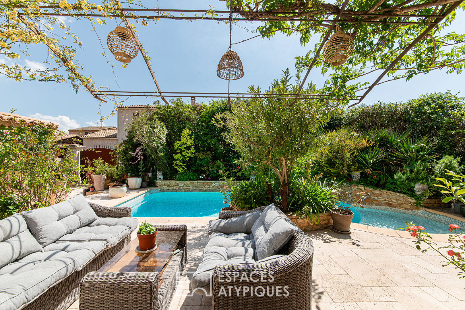 Maison de charme avec piscine et jardin confidentiel au coeur de Luynes