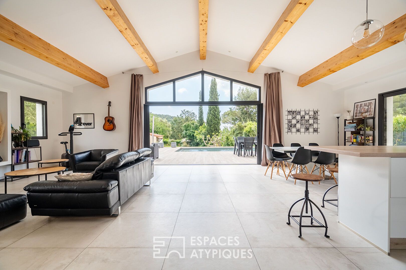 Maison rénovée avec jardin et piscine
