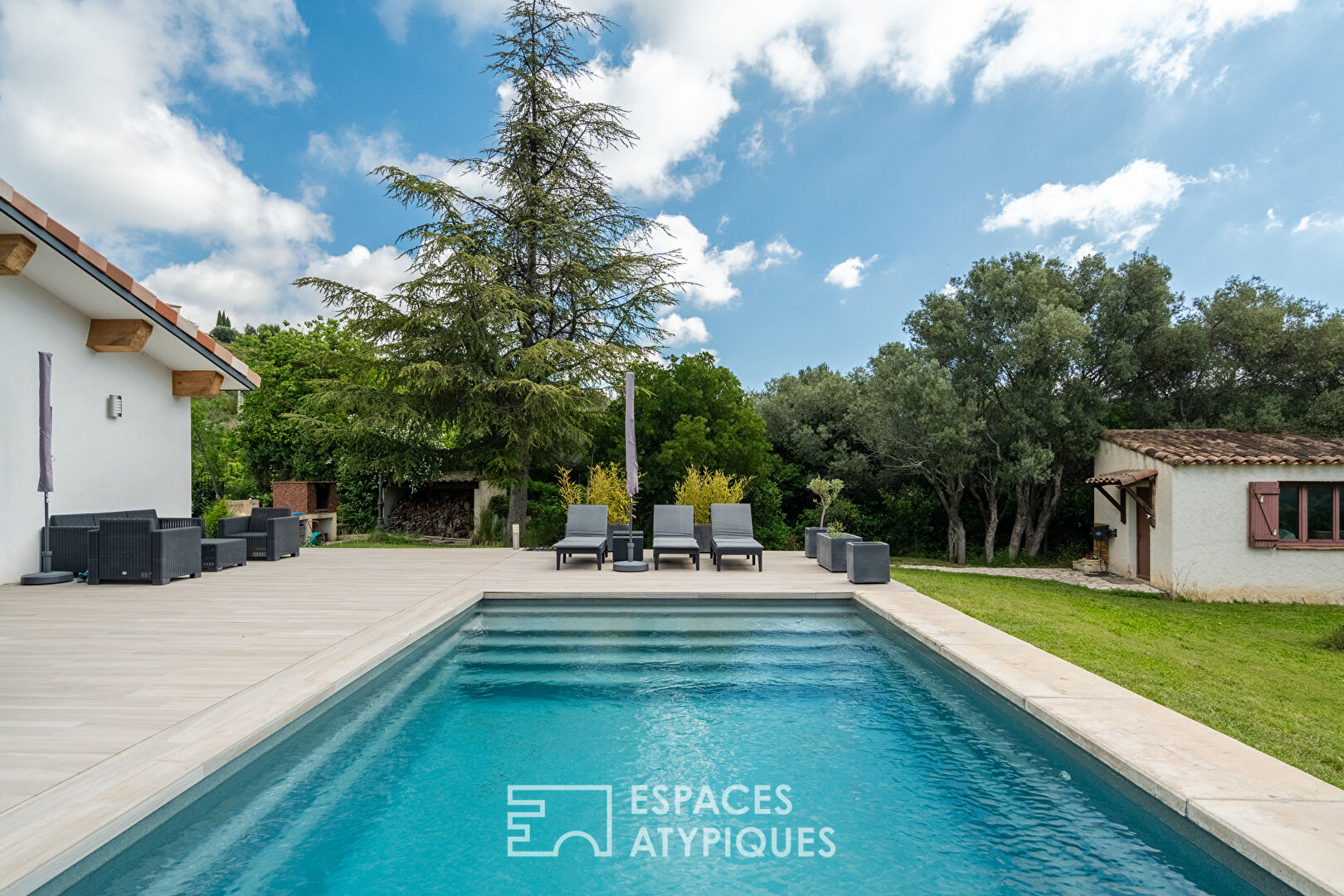 Maison rénovée avec jardin et piscine