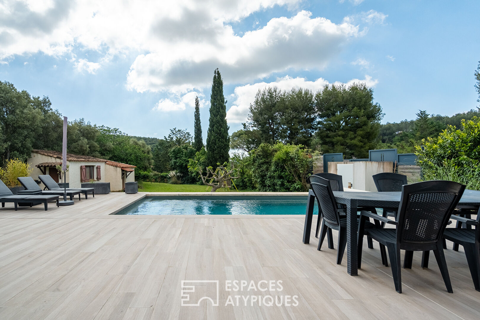 Maison rénovée avec jardin et piscine