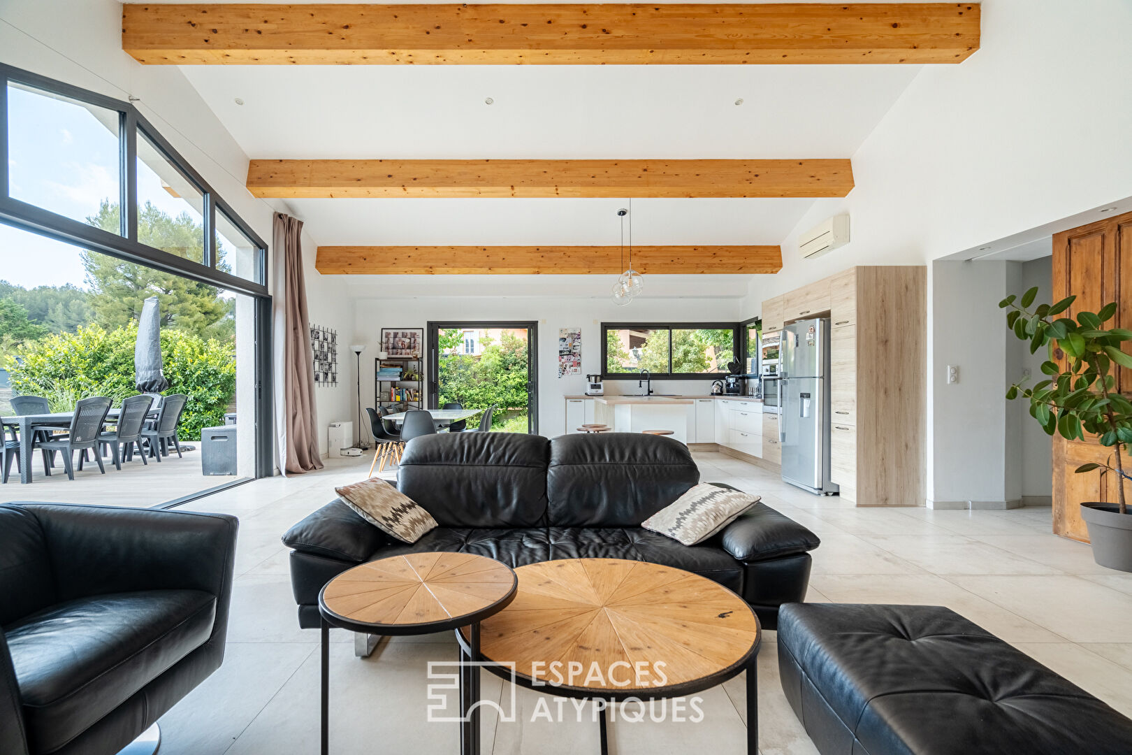 Maison rénovée avec jardin et piscine