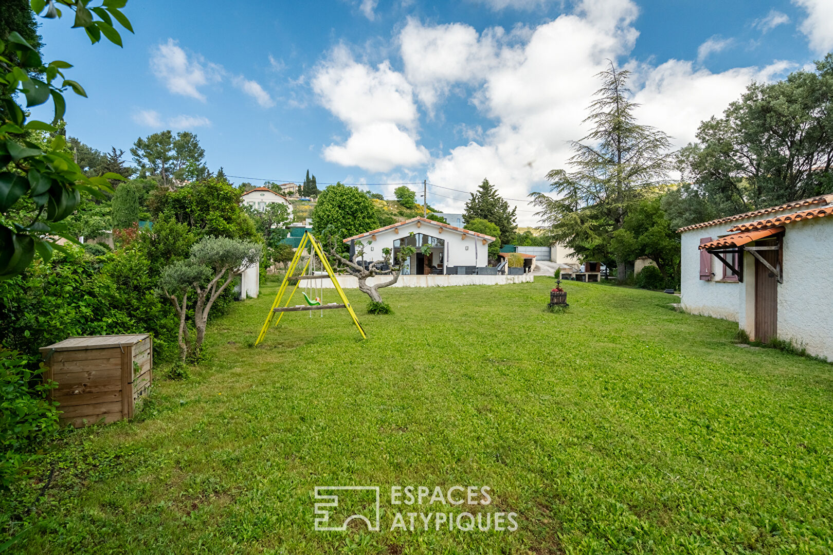 Maison rénovée avec jardin et piscine