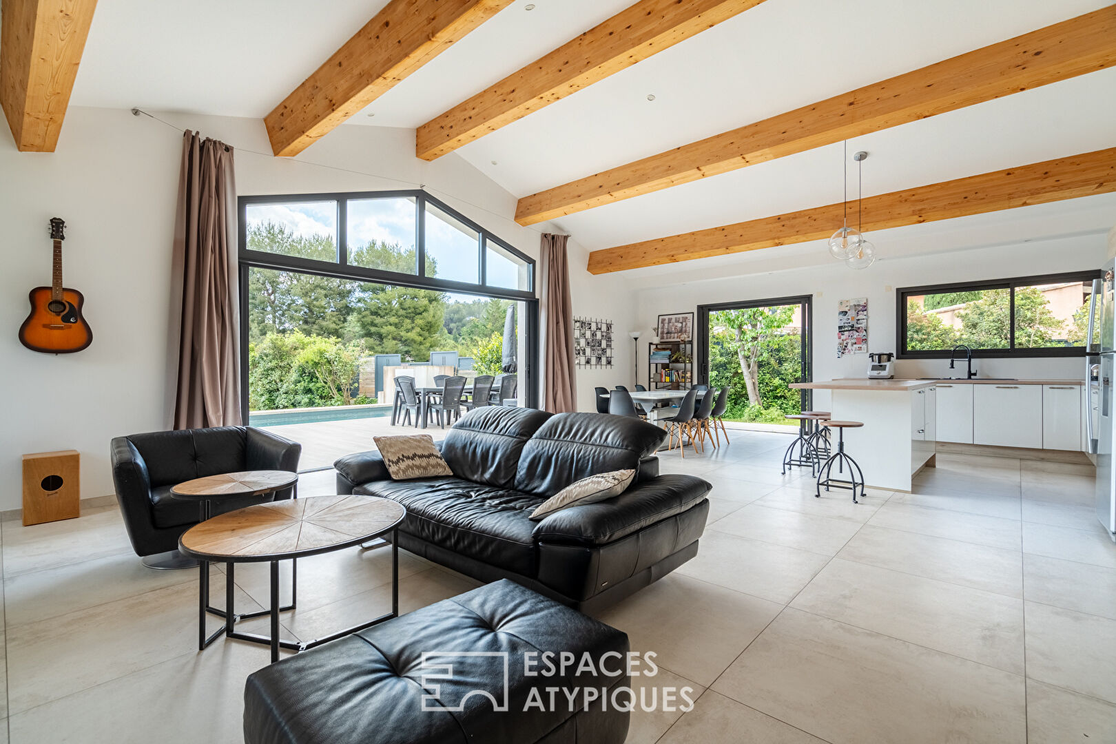 Maison rénovée avec jardin et piscine
