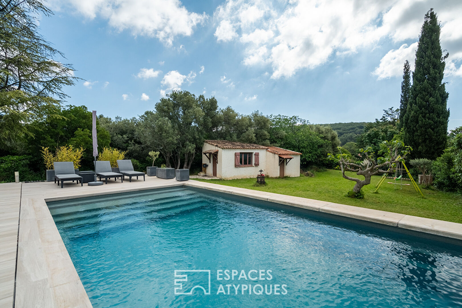 Maison rénovée avec jardin et piscine